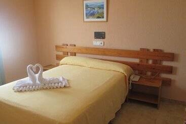 هتل Hostal Santi