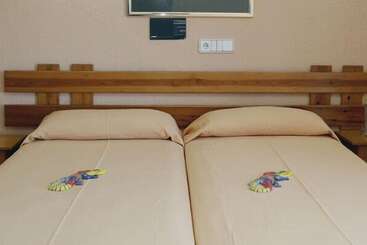 هتل Hostal Santi