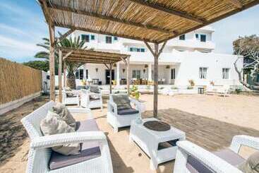 هتل Hostal Santi