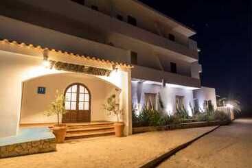 هتل Hostal Santi