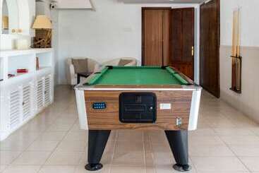 هتل Hostal Santi