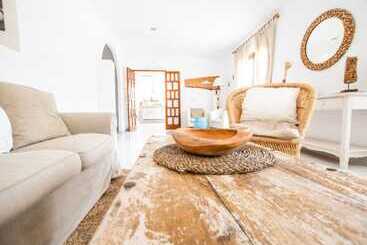هتل Hostal Santi
