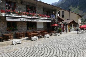 پانسیون Hostal Casa Tino