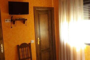 پانسیون Hostal La Aldaba