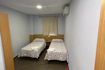 پانسیون Hostal Tres Hermanos