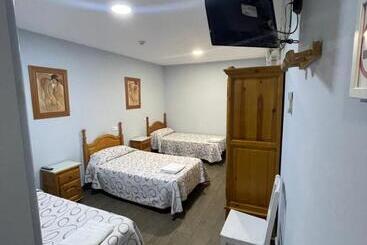 پانسیون Hostal Tres Hermanos