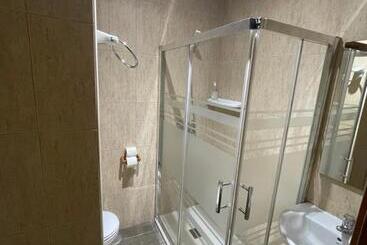 پانسیون Hostal Tres Hermanos