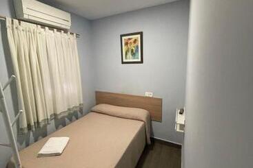 پانسیون Hostal Tres Hermanos