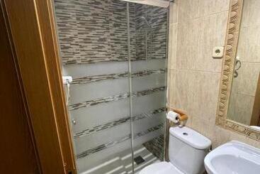 پانسیون Hostal Tres Hermanos