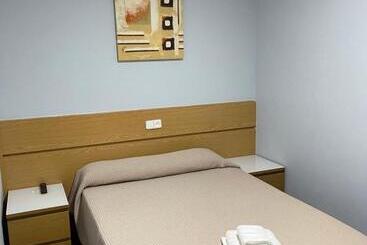 پانسیون Hostal Tres Hermanos