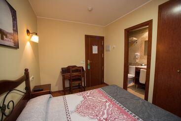پانسیون Hostal Serruchi
