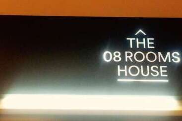 پانسیون The 8 Rooms House