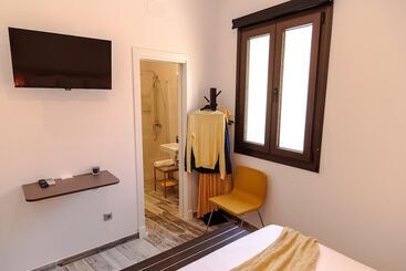 پانسیون The 8 Rooms House