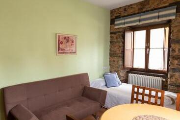 پانسیون Apartamentos Turisticos A Estacion