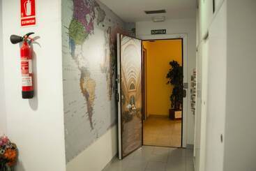 پانسیون Go Bcn Hostal Ideal Badal   Hostel