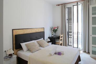 پانسیون Hostal Balkonis