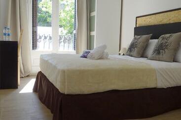 پانسیون Hostal Balkonis