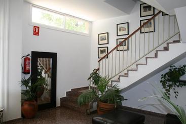 پانسیون Hostal Puente De Piedra