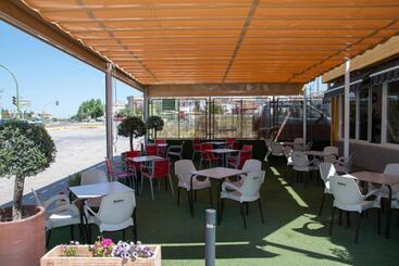 پانسیون Hostal Restaurante El Cary