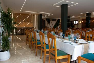 پانسیون Hostal Restaurante El Cary