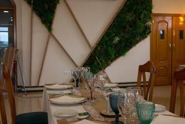 پانسیون Hostal Restaurante El Cary