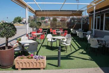 پانسیون Hostal Restaurante El Cary