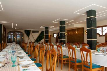 پانسیون Hostal Restaurante El Cary