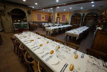 پانسیون Hostal Restaurante El Surtidor