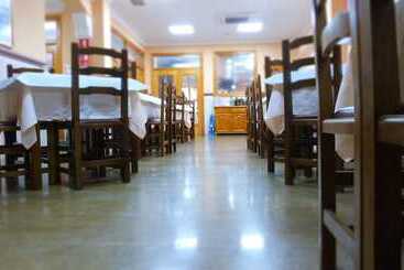 پانسیون Hostal Restaurante La Masía