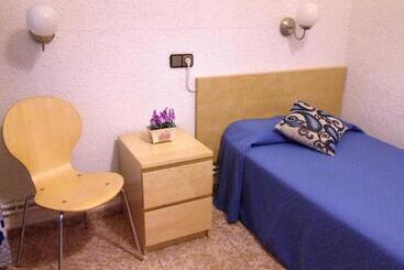پانسیون Hostal Carlos Iii