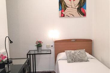 پانسیون Hostal Carlos Iii