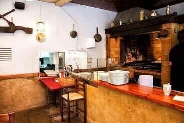 پانسیون Hostal Emporda