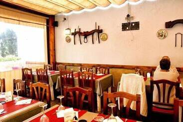 پانسیون Hostal Emporda