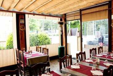 پانسیون Hostal Emporda