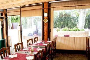 پانسیون Hostal Emporda