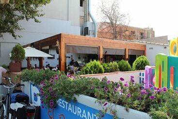 پانسیون Hostal Emporda