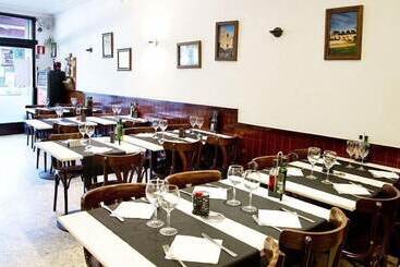 پانسیون Hostal Emporda