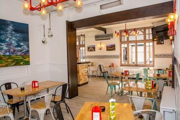 پانسیون Hostal Emporda