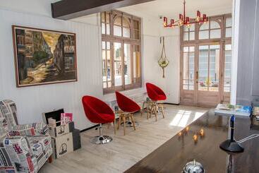 پانسیون Hostal Emporda