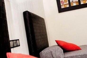 پانسیون Hostal Emporda