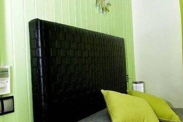 پانسیون Hostal Emporda