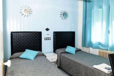 پانسیون Hostal Emporda