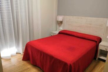 پانسیون Hostal Restaurante Los Arcos