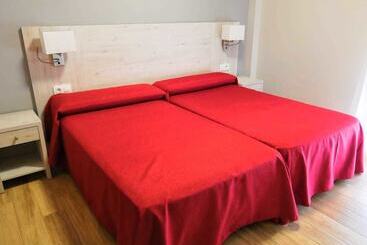 پانسیون Hostal Restaurante Los Arcos