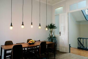 پانسیون Dona Emília Guest House & Studio Apartment Building