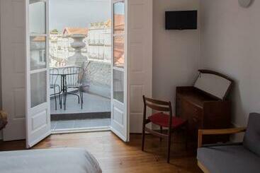 پانسیون Dona Emília Guest House & Studio Apartment Building