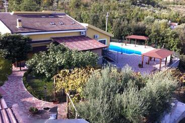 هتل Agriturismo La Madonnina