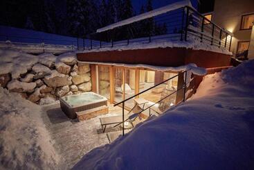 هتل Natura Boutique Chalet Wellness Spa