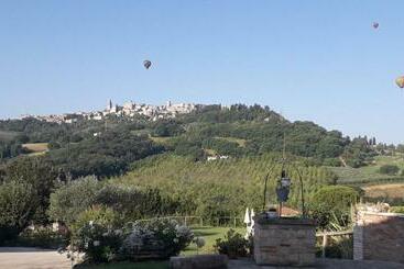 هتل Agriturismo Borgo Montecucco