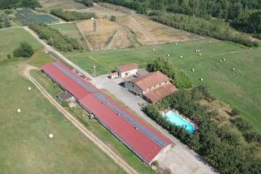 هتل Agriturismo La Praduscella